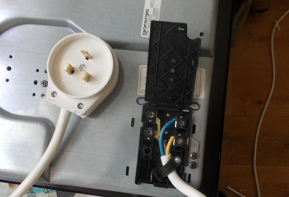 Чтобы разобраться, как подключить варочную поверхность к источнику электроснабжения, следует ознакомиться с принципом ее работы и конструктивным исполнением. По показателям производительности ведущие модели индукционных плит практически не отличаются от традиционных электроплит. Поэтому для их работы требуется силовая линия в 380 В и подходящая разводка. Под панель протягивается отдельный кабель, который должен соответствовать ряду требований.