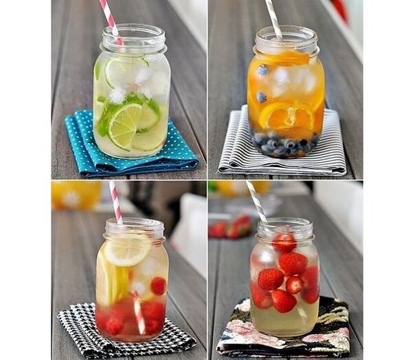 1. Яблоко и корица. 
Тонко нарежьте одно яблока и залейте 500 мл чистой воды, добавьте 1 ч. ложку молотой корицы, охладите и выпейте в течение дня. Сочетание яблок и молотой корицы поможет вам нормализовать обмен веществ и очистить пищеварительный тракт.

2. Лимонный сок и мед.

2 ст. ложки свежевыжатого лимонного сока смешайте с 200 мл теплой воды, добавьте 1 ч. ложку натурального меда, щепотку молотого имбиря. Принимать натощак, за полчаса до завтрака. Это поможет очистить пищеварительную систему, укрепит стенки сосудов и подарит заряд жизненной энергии!

3. Имбирный напиток.

Небольшое количество свежего корня имбиря (3-4 см) очистить от кожуры и мелко нарезать, залить 1 литром горячей воды, довести до кипения и варить на среднем огне 10 мин., процедить. После остывания добавьте щепотку молотой корицы и несколько столовых ложек сиропа шиповника. Принимать в течение дня по 100-150 мл за полчаса до еды. Нормализуется пищеварение, обмен веществ, напиток окажет тонизирующее и общеукрепляющее действие.

4. Свекольный сок.

Приготовьте свежевыжатый сок из 1 свеклы, 2 яблок и 4 стеблей сельдерея, принимать по 1 ст. ложке 2 раза в день (утром и вечером) за полчаса до еды.

5. Коктейль здоровья

Приготовьте свежевыжатые соки из 1 апельсина, 1 лимона и 1 моркови, смешайте с 100 мл минеральной воды. Пейте натощак за полчаса до еды. Этот коктейль прекрасное средство от усталости, в нем большое количество антиоксидантов.

6. Огурец и сельдерей

Измельчите 1 огурец и 1 корень сельдерея, добавьте 300 мл воды. Пейте в течение дня, идеально подходит для разгрузочных дней.