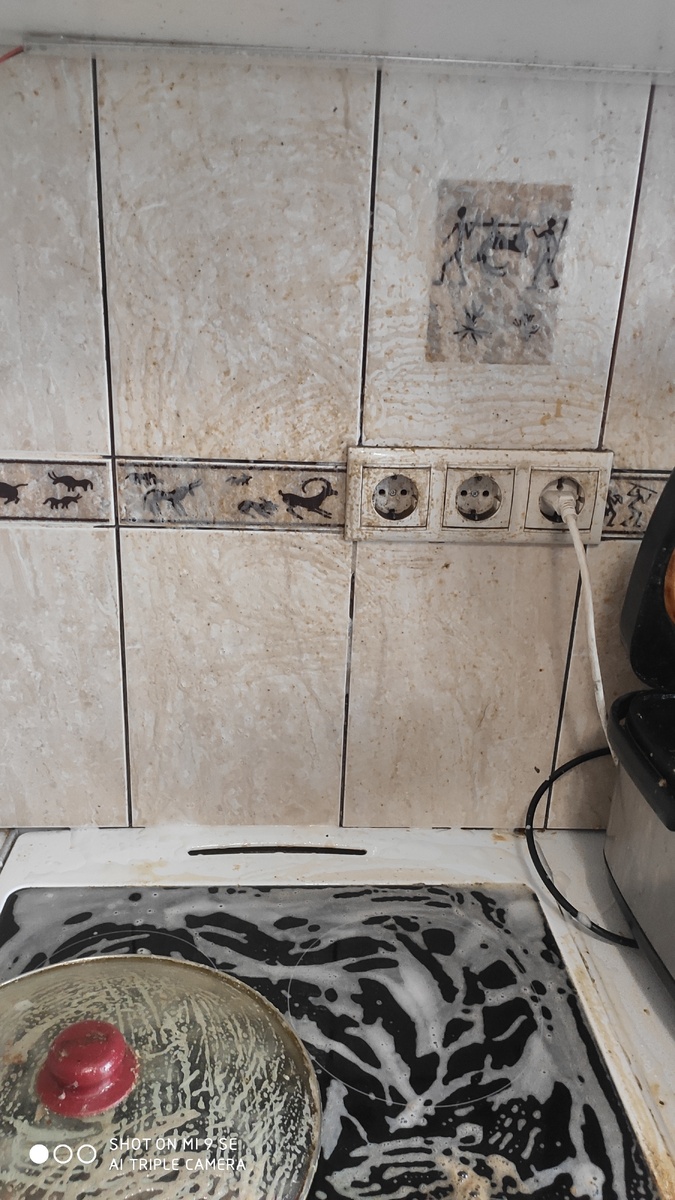 На фото уже видно как пена приобрела коричневый оттенок .