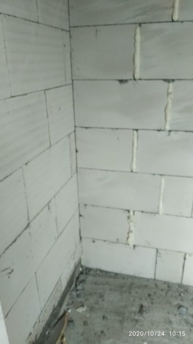 Связка с капитальной стеной - гвозди на 200 через ряд. Ну и пенка - куда ж без неё)))))