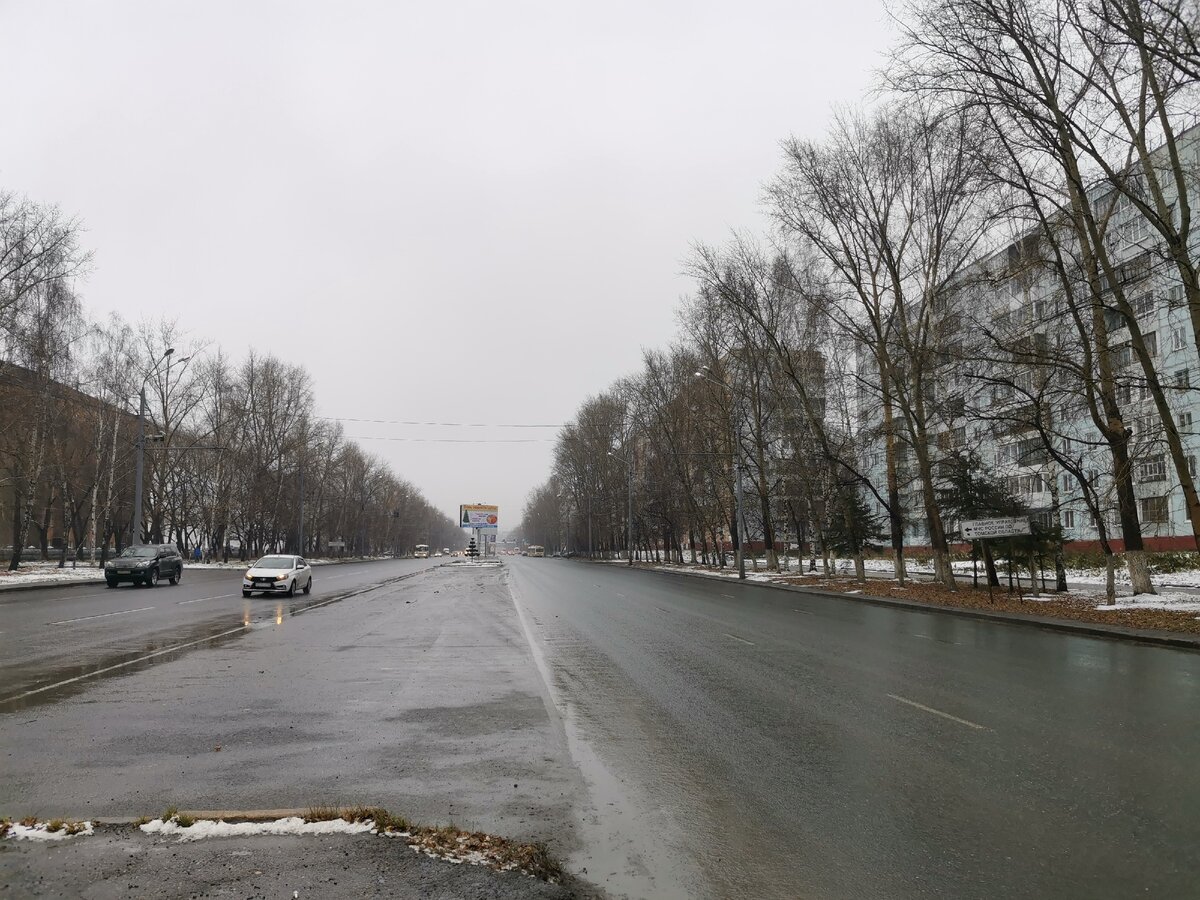 А сейчас едут машины.