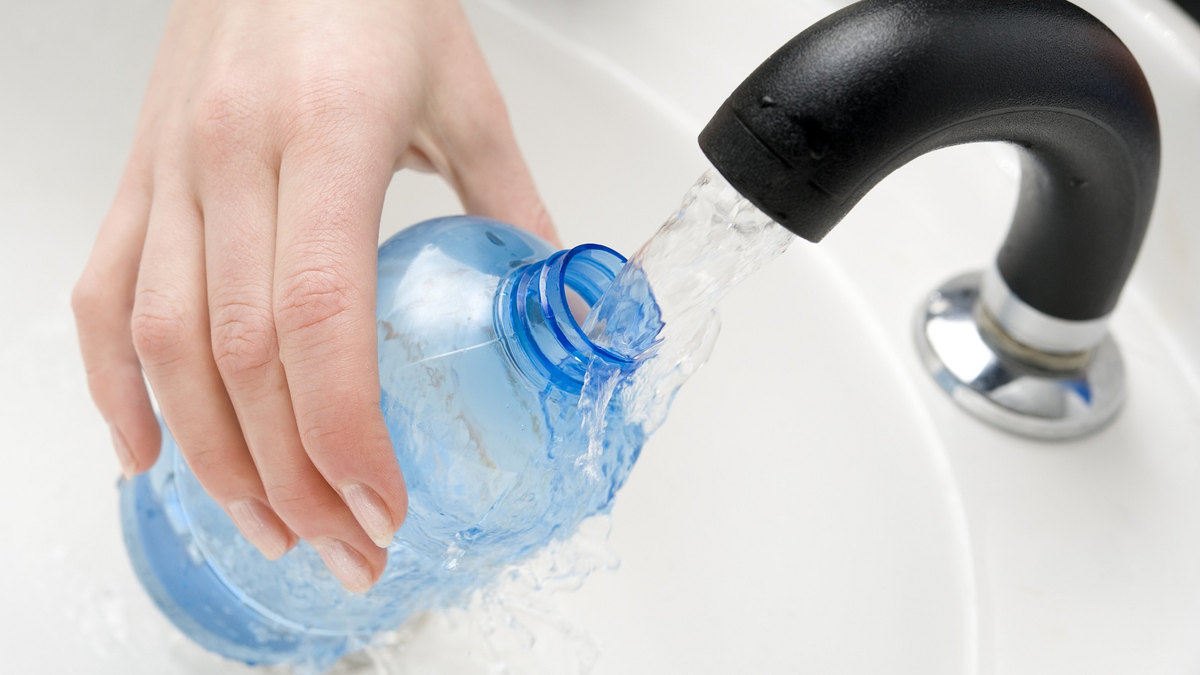Как можно наполнить водой. Кран с водой. Помыть пластиковую бутылку. Вода льется. Бутылка для воды.