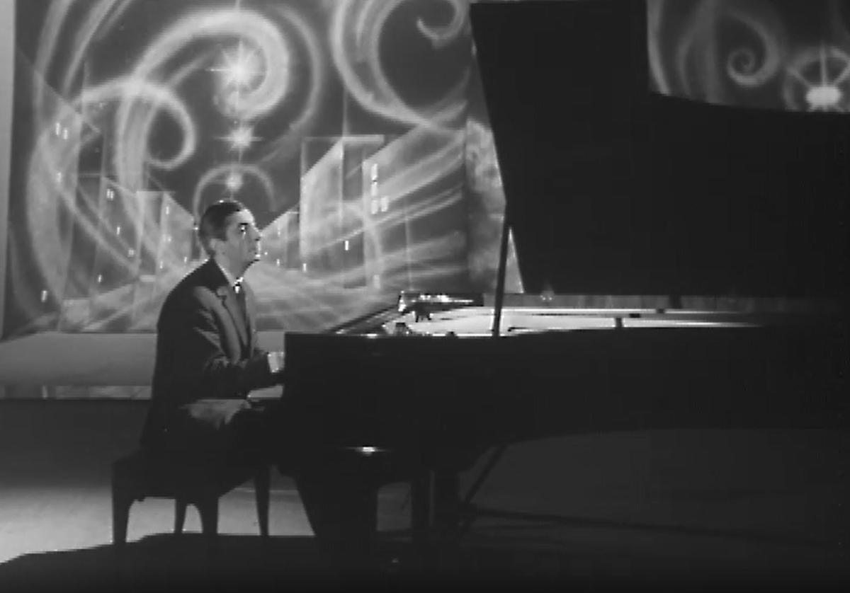 Кадр из студийной записи 1967 года. М.Таривердиев исполняет песню на стихи Г.Поженяна