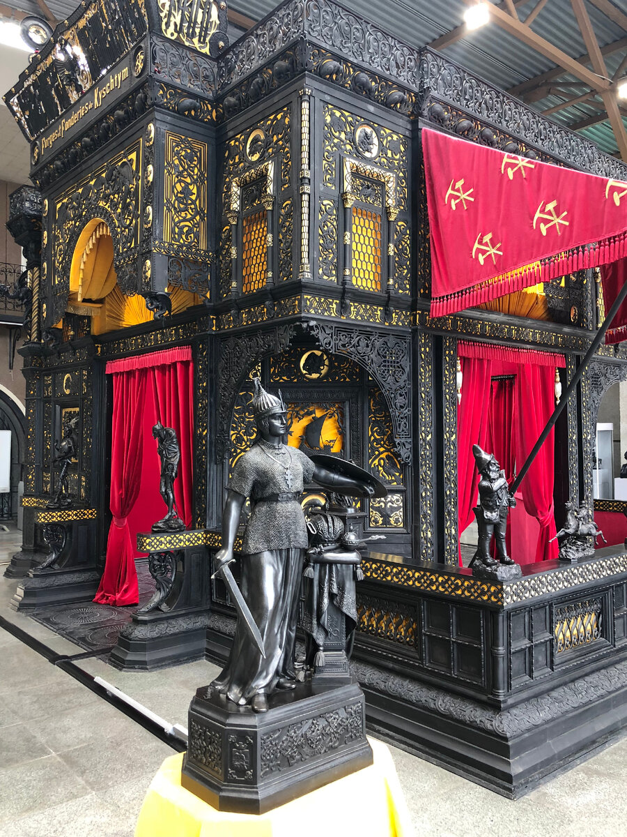 Самым известным изделием мастеров из города Касли является павильон, изготовленный для Всемирной выставки в Париже в 1900 году.