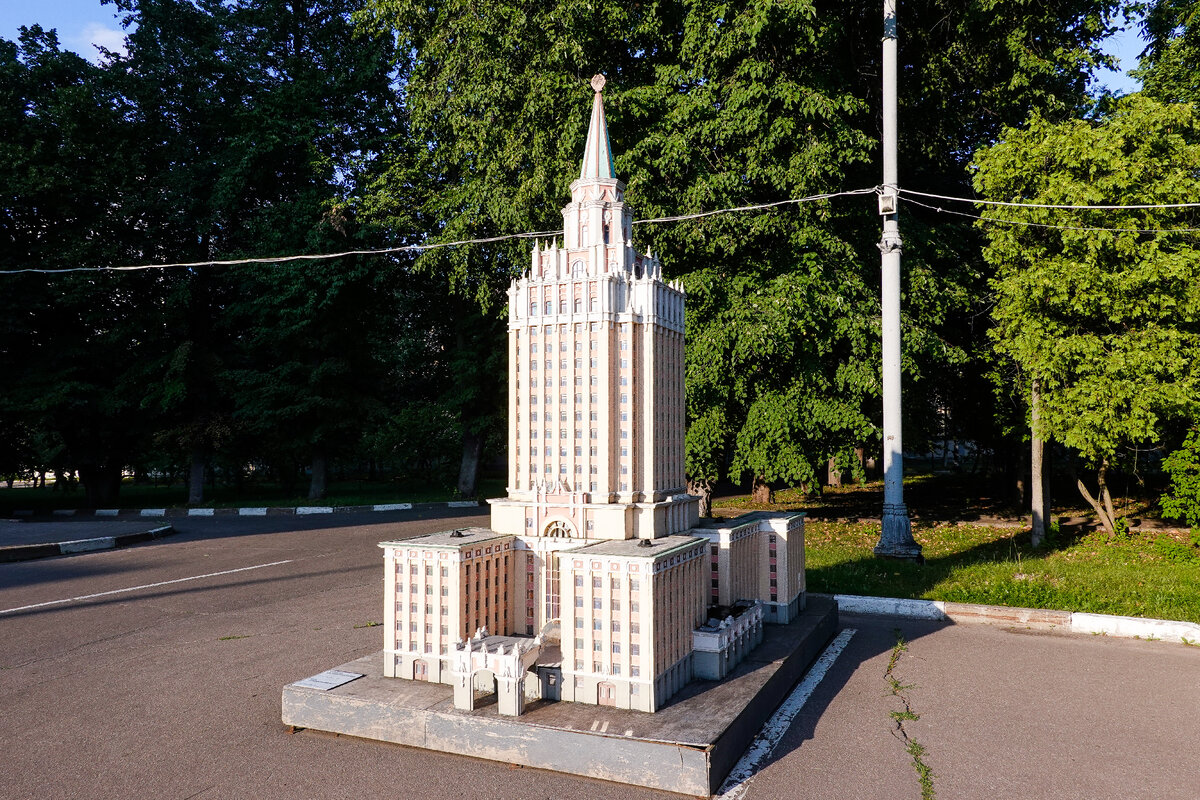 Адрес в Москве: Каланчевская улица, 21/40.