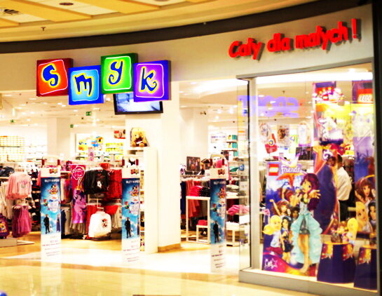 SMYK - культовый бренд польских товаров для детей, узнаваемость которого превышает 90%.