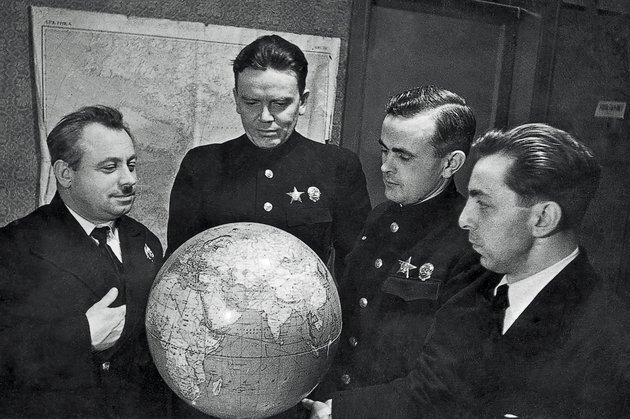 Четверка папанинцев у глобуса. Слева направо: И.Д.Папанин, Э.Т. Кренкель, П.П. Ширшов, Е.К. Федоров, 1937.
