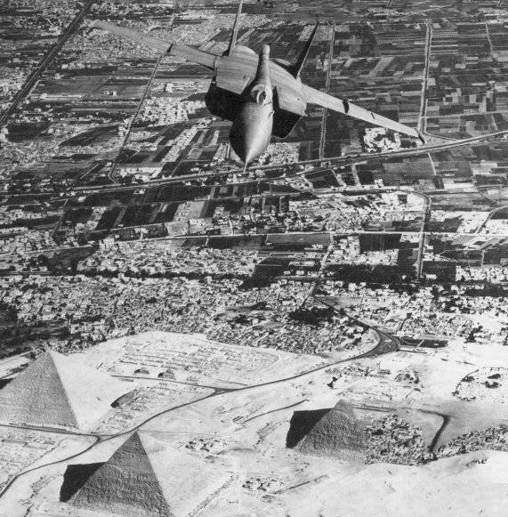 Знаменитое фото МиГ-25РБ над пирамидами. Официально самолёт в Египет не поставлялся, экипажи и обслуживающий персонал были строго советскими. Фото из архива МО