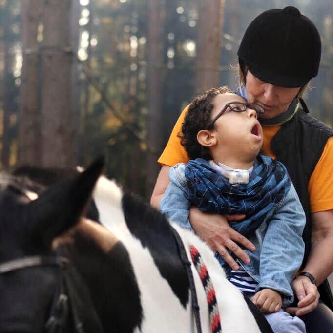 Мишель с мамой на занятиях конным спортом © Пресс-служба благотворительного фонда «Вера»