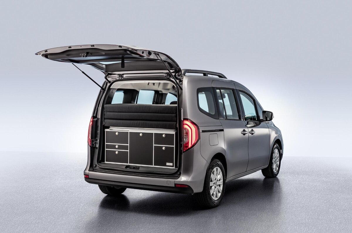 В шкафчики легко вместятся бытовые принадлежности для путешествия