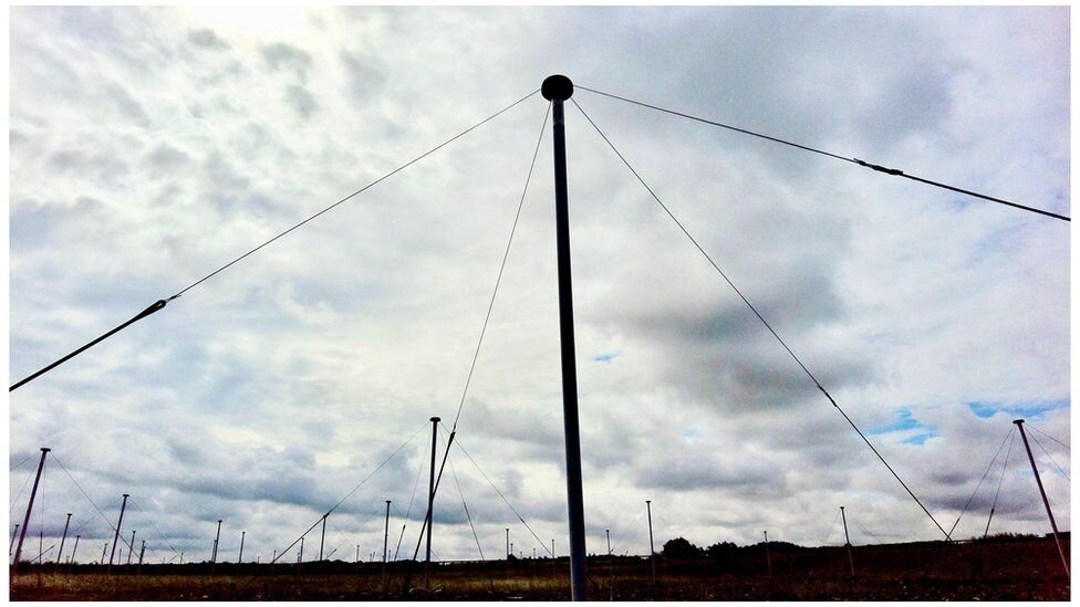 Радиосигналы улавливаются 70 000 антенн высотой один метр в девяти европейских странах.