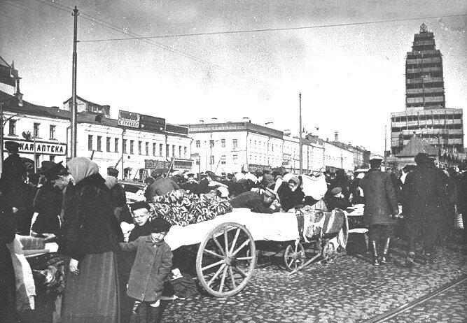 Врскресные торговые ряды у Сухаревой башни.