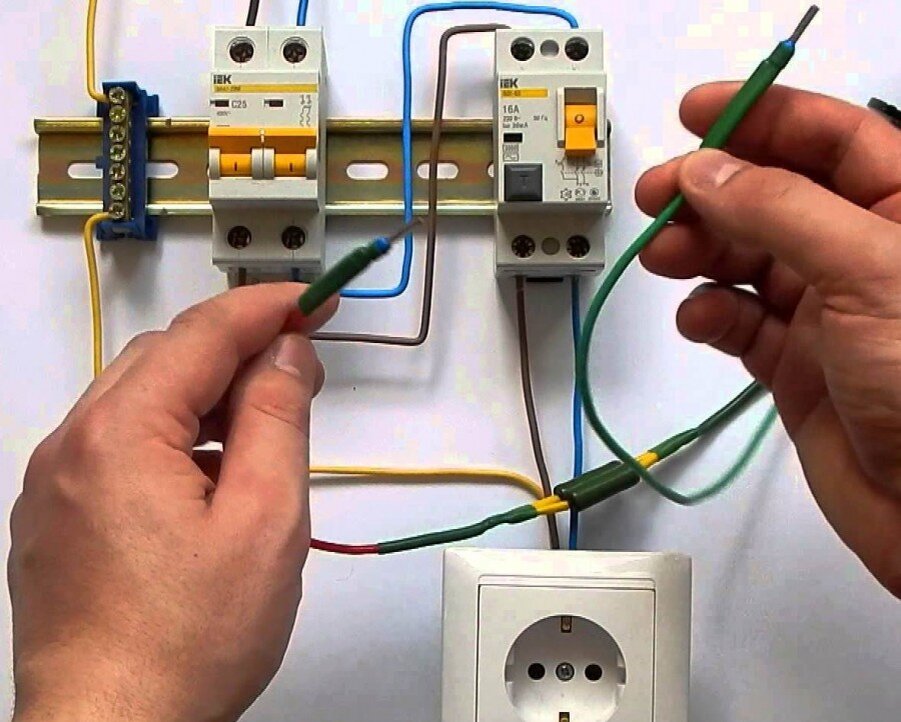 Заземление розетки. Подключить розетку к автомату. Подключить автомат к проводке. Подключение розетки к автом. Автомат с заземлением.
