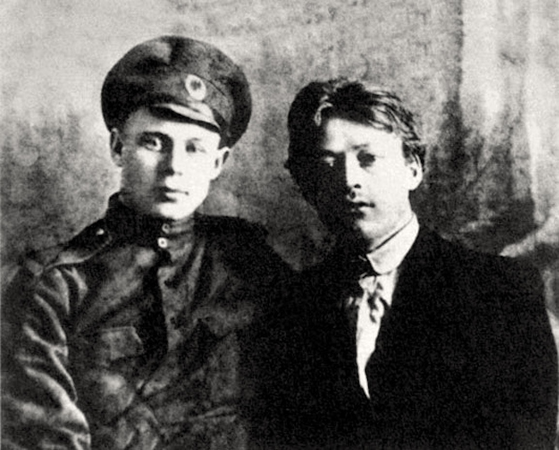Сергей Есенин и Алексей Ганин, сослуживец.                              фото: картинки  яндекса.