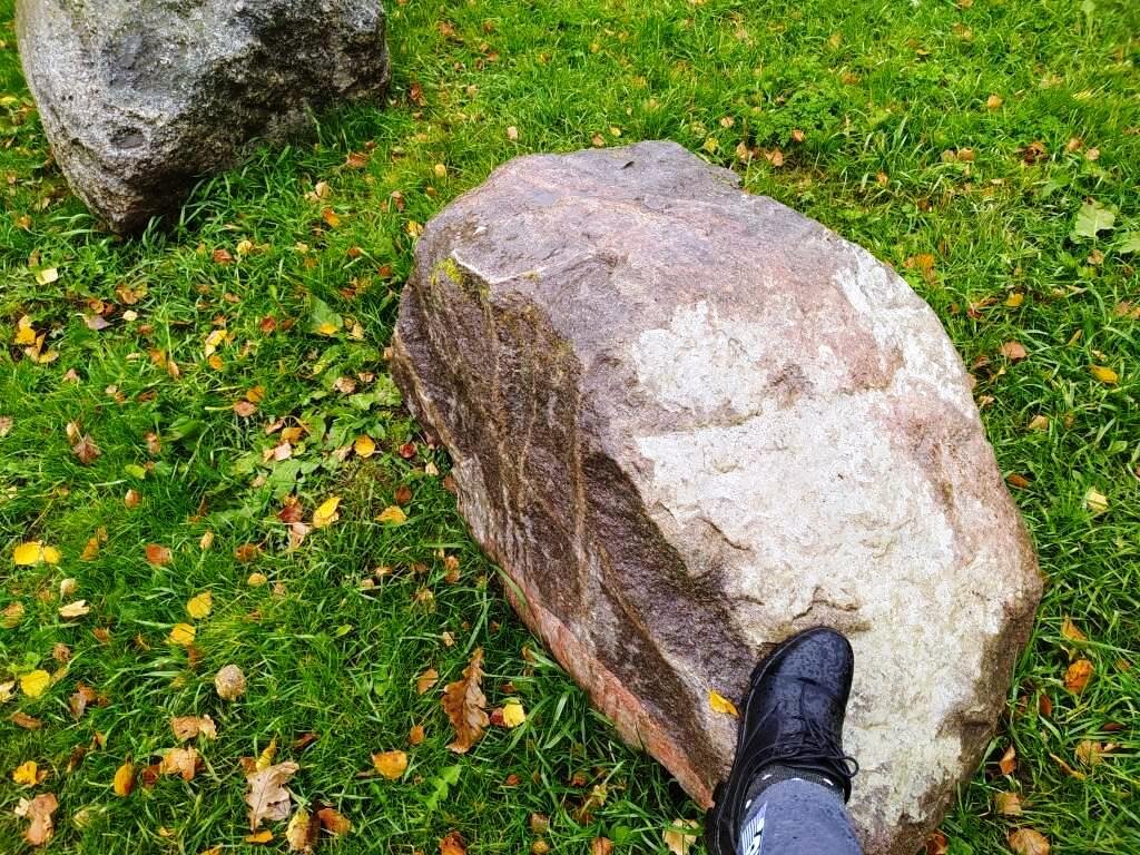 Камень пластами. Камешки на еврейских надгробиях. Камень на кладбище. Оскар шиндлер его могила. Оскар шиндлер похоронен.