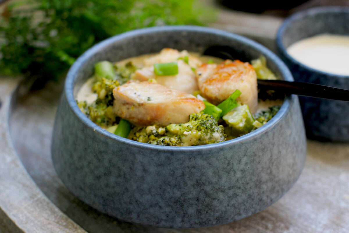 А Елена тем временем продолжает радовать нас прекрасными и простыми белковыми обедами. Курица с брокколи в сливочно-горчичном соусе.