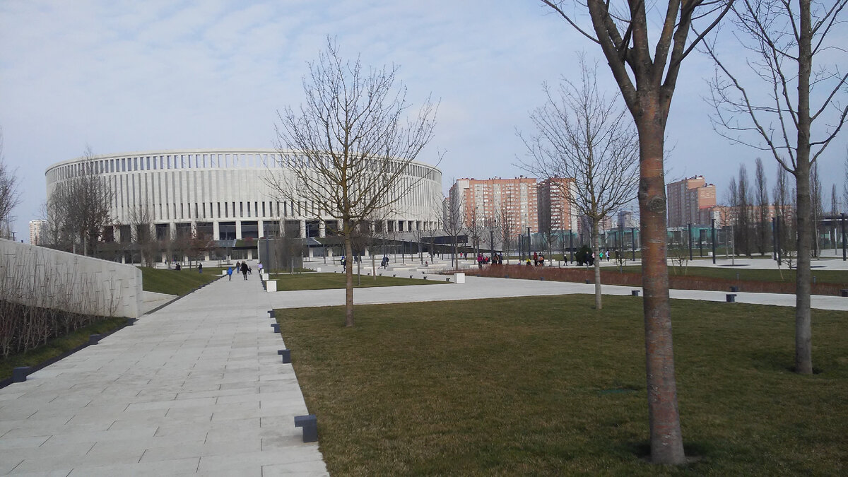 Стадион Краснодар, уже стоит. Недавно ведь совсем, но парк пустой. 