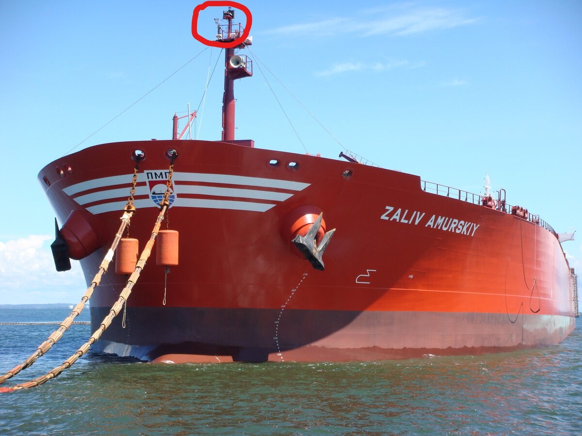 грузовой порт роттердам. платформа судна вид с левого борта в носу. корабль контейнеровоз emma maersk. борт судна. палуба сухогруза.