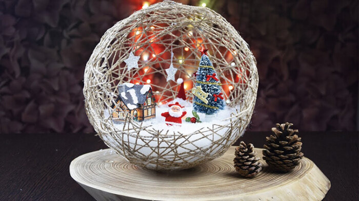 Игрушки на Новый год для елки и украшения дома не обязательно покупать, ведь их вполне можно сделать своими руками. При чем декор может быть как съедобным, так и ароматным. На создание домашней красоты потребуется не столь много времени. Зато потом игрушки будут радовать далеко не один день.