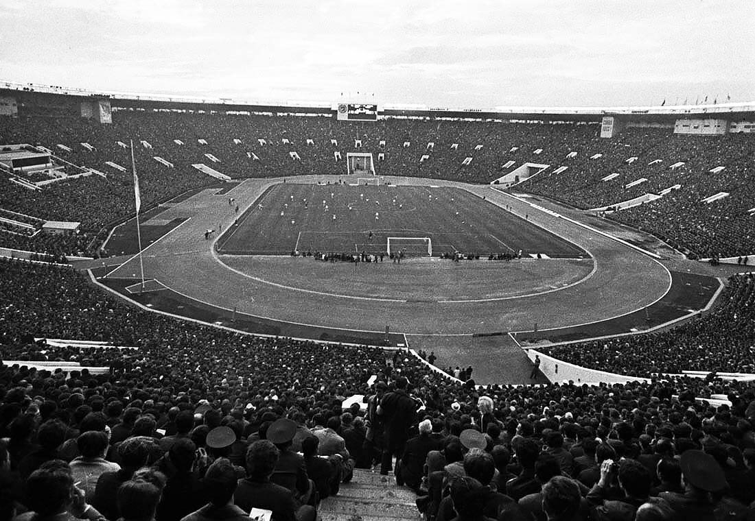 Москва. Центральный стадион имени В.И. Ленина. Вид с южной трибуны во время футбольного матча. 