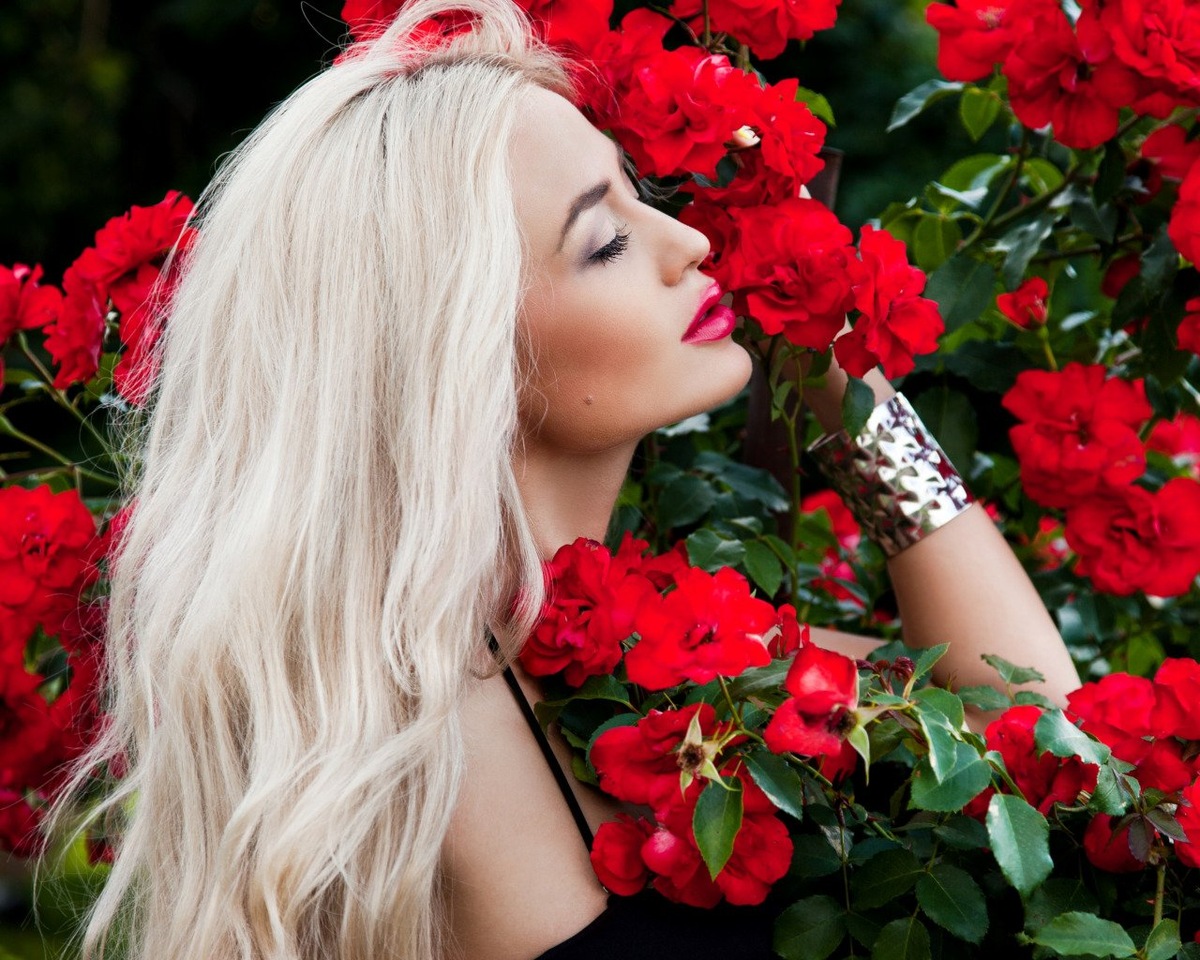 Женщина с розами.