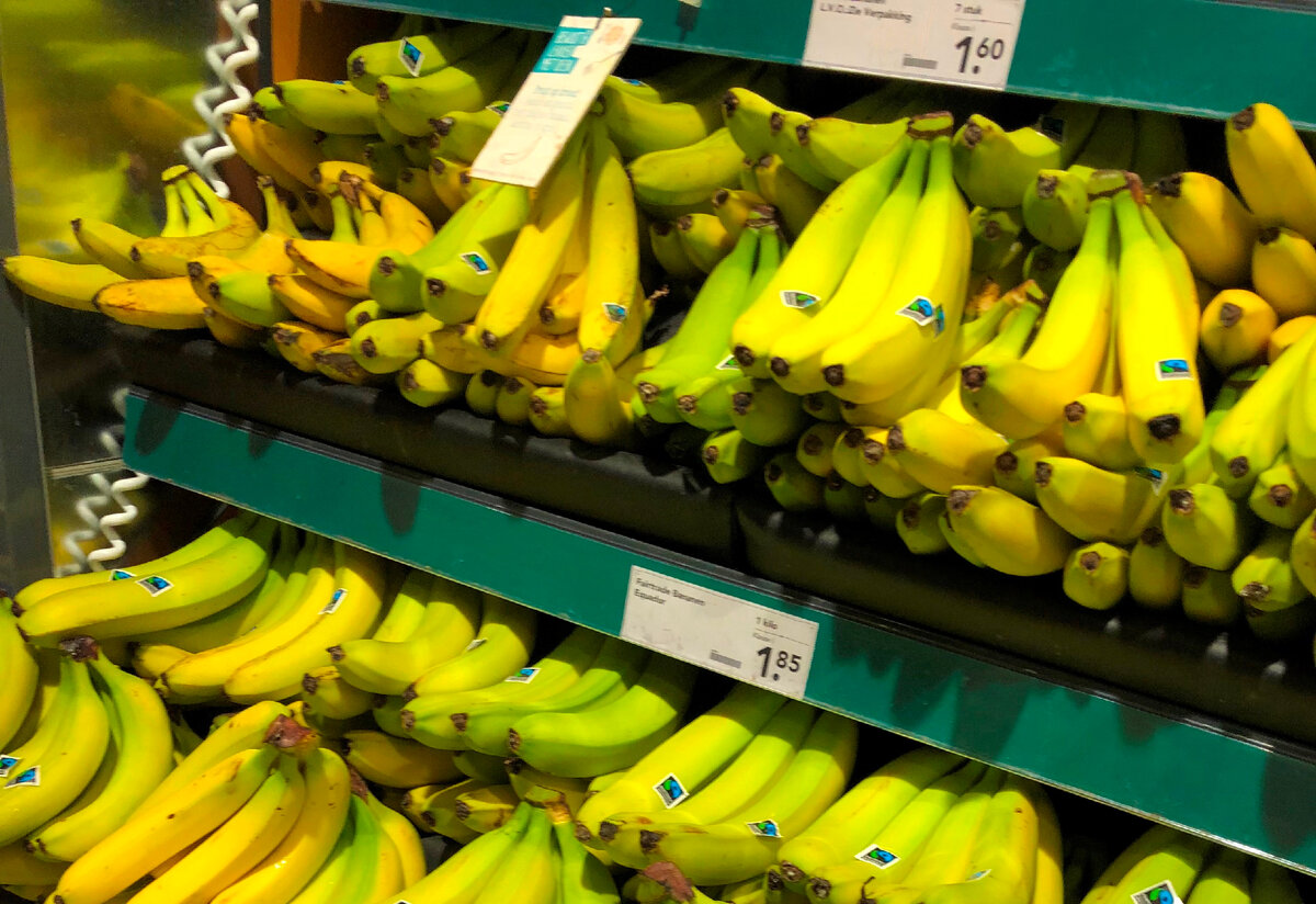 Цена бананов 1,85 евро за кг (1,85*86=159 руб)