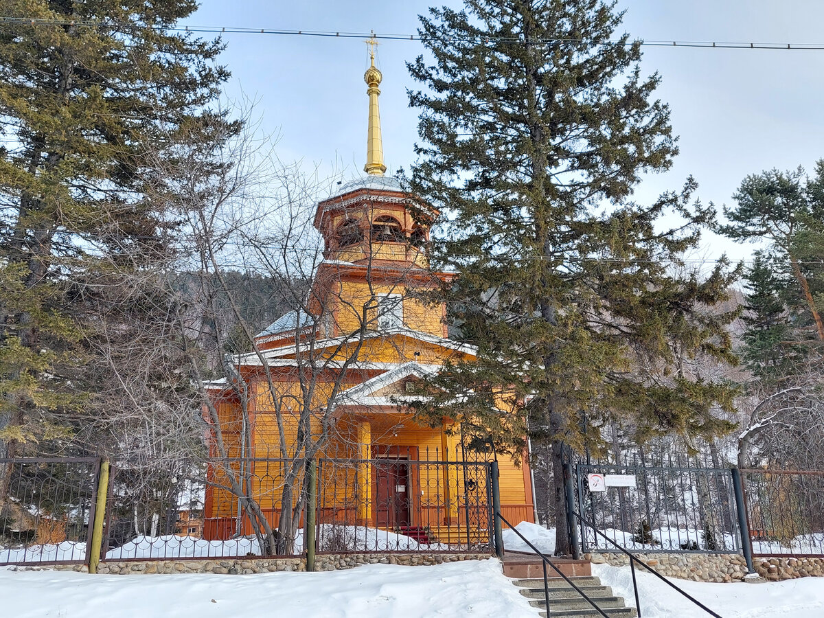 Свято-Никольская церковь в листвянке. Фото автора.