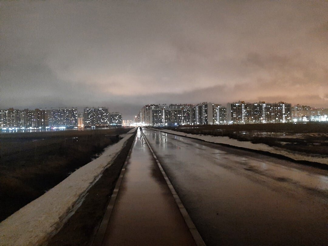 Ночная пустыня асфальта и дождя