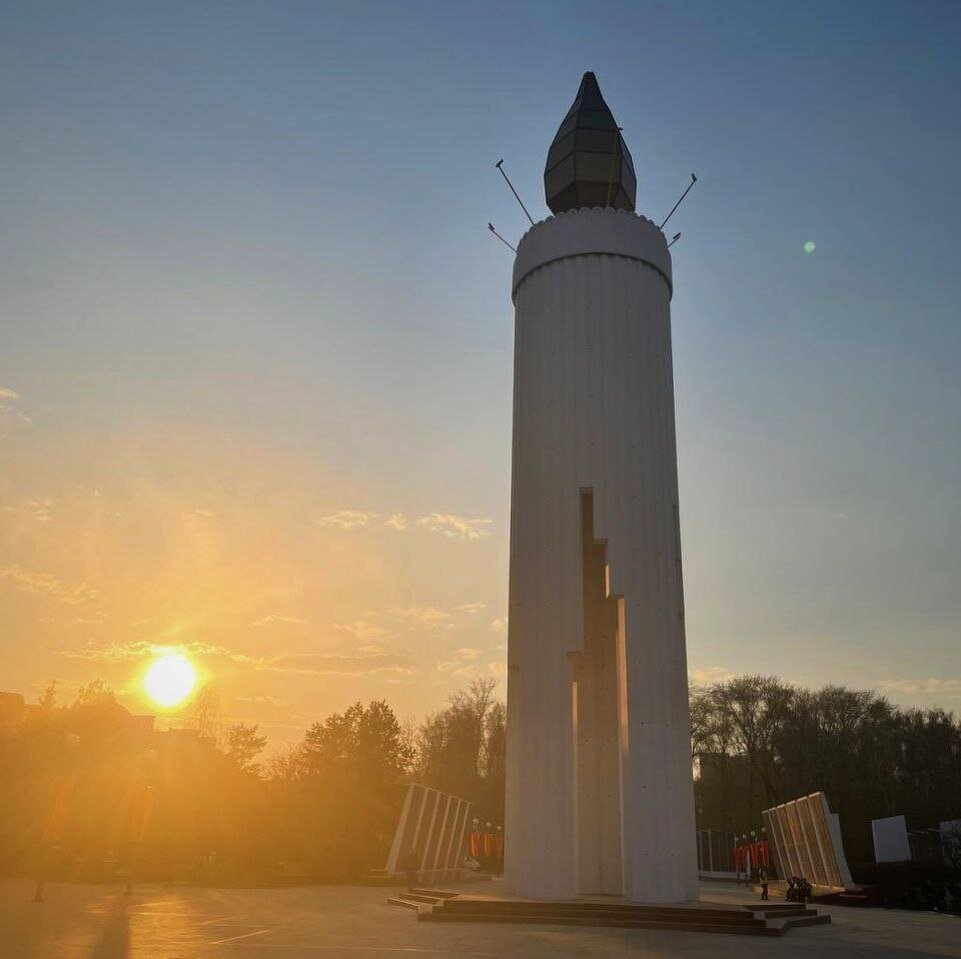 В закатных лучах Свеча особенно хороша