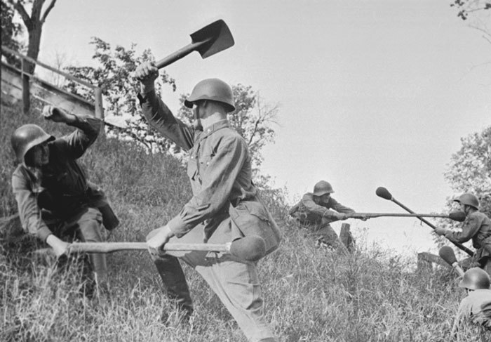 Отработка рукопашной схватки. 1941 год