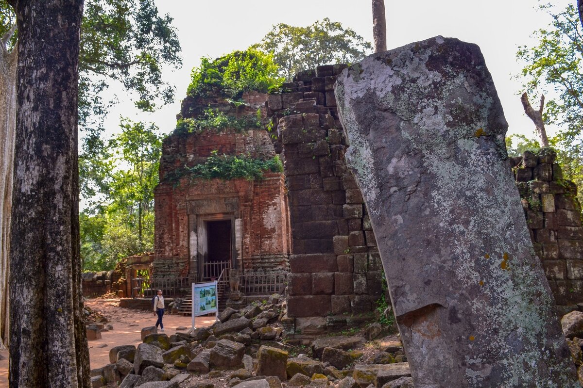 Кох Кер, Прасат Тхом, Х век. И наш гид.