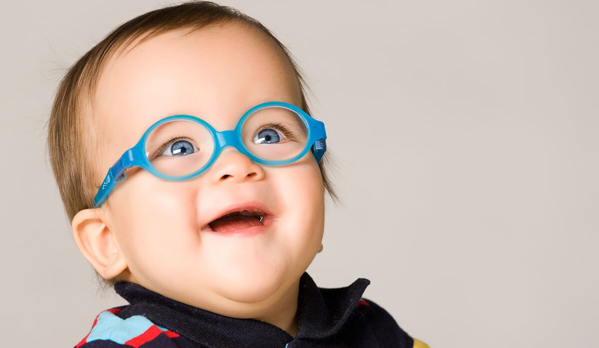 Мальчик с большими очками. Дети с нарушением зрения. Очки для детей для зрения. Малыш в очках. Очки для маленьких детей для зрения.