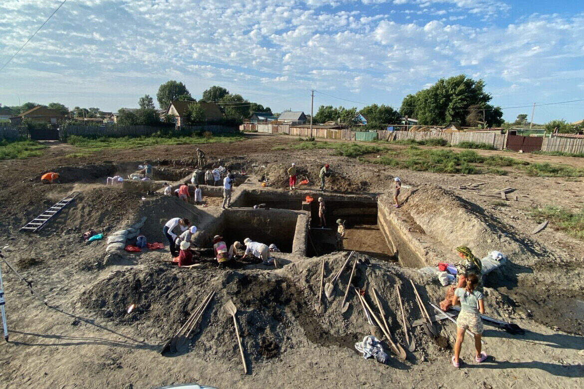 В этом году исследователи обнаружили древнюю стену, которая, предполагают археологи, была фортификационным сооружениемФото предоставлено Астраханской археологической экспедицией