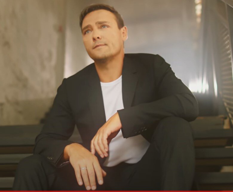 Юрий Шатунов во время исполнения одной из своих песен.