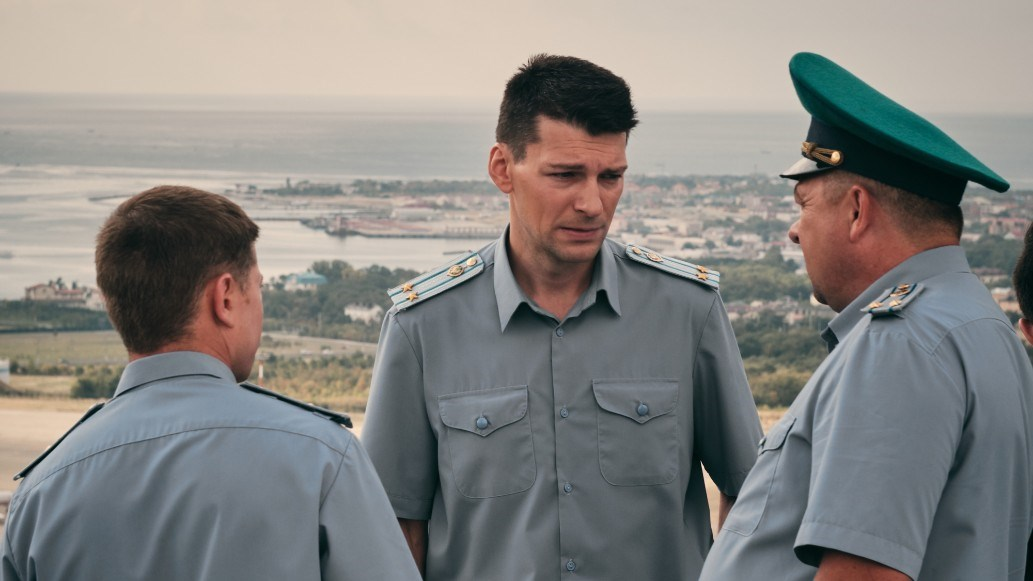 Кадр из сериала "Курорт в цвете хаки" Источник https://denisjurin.ru/wp-content/uploads/2021/02/5654322.jpg