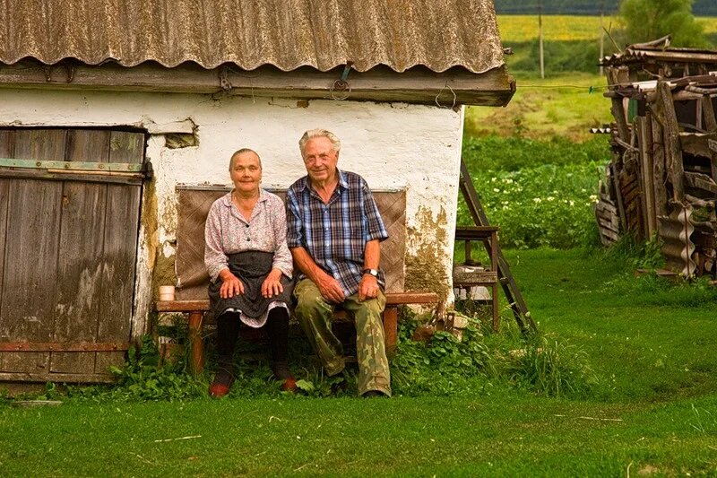 Село жене. Бабушка и дедушка в деревне. Деревенские старики. Пожилые люди в деревне. Люди в деревенском доме.