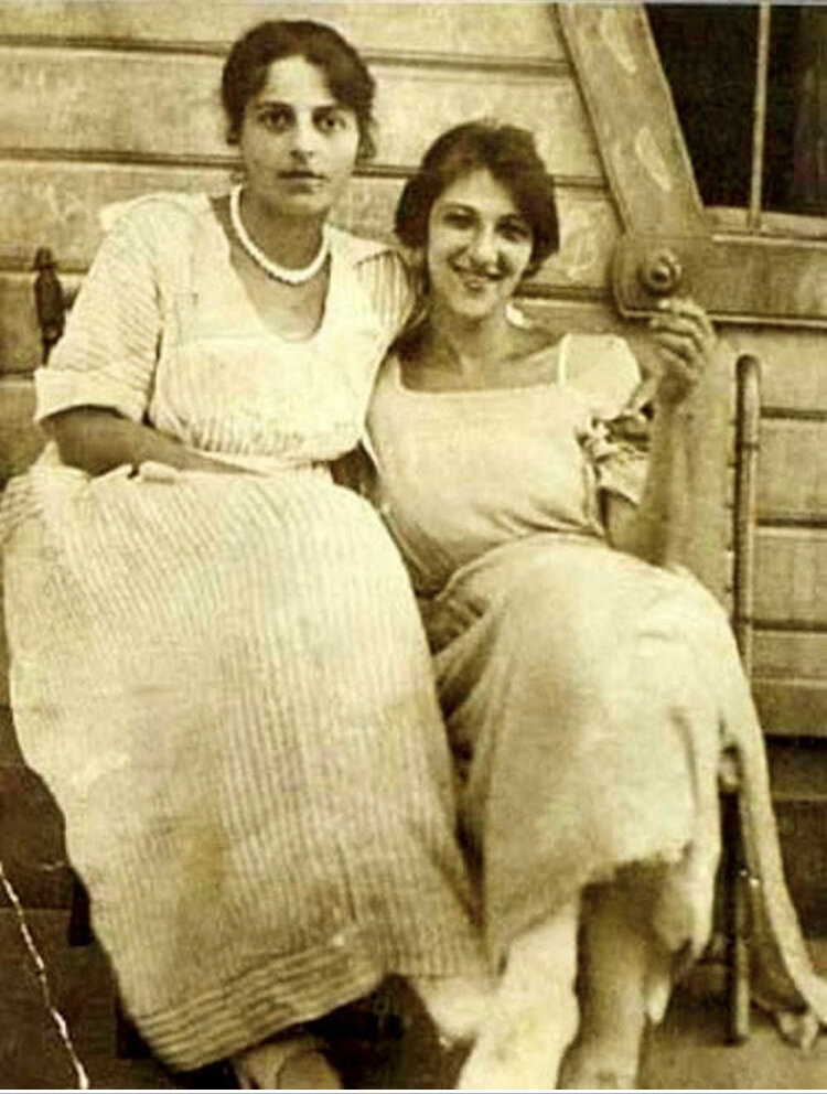 Сестры Бэлла и Фанни Фельдман