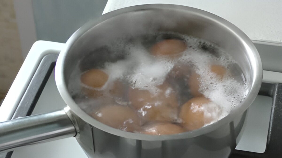 Куриные яйца, процесс варки. Фото автора: Vladislav Volkhin