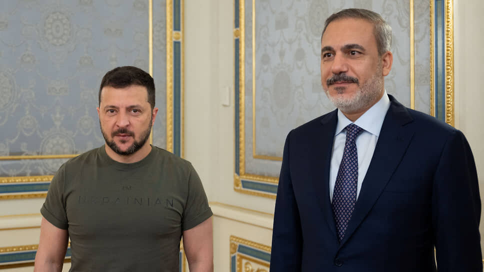 Фото: Reuters📷Президент Украины Владимир Зеленский (слева) и глава МИД Турции Хакан Фидан