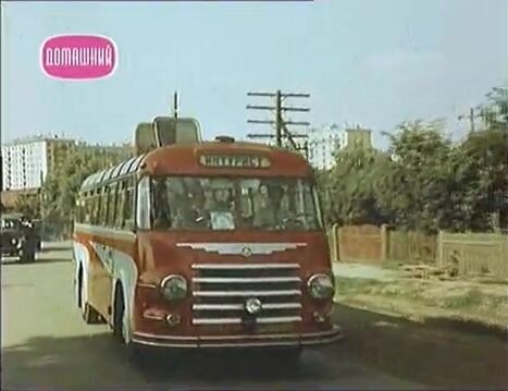 Общий вид автобуса ÖAF 6DT-130 «Trambus». Скриншот из художественного фильма «Русский сувенир», «Мосфильм», 1960 г.