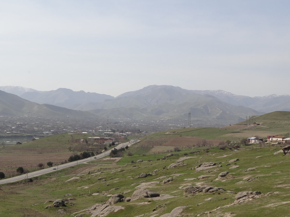 Вид на узбекские горы из урочища Шайтан Жига