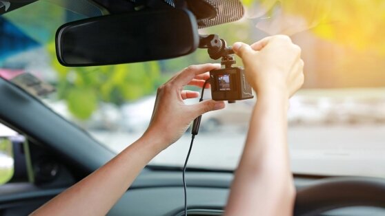    В России запретили размещать гаджеты на лобовом стекле автомобиля Алина Городниченко