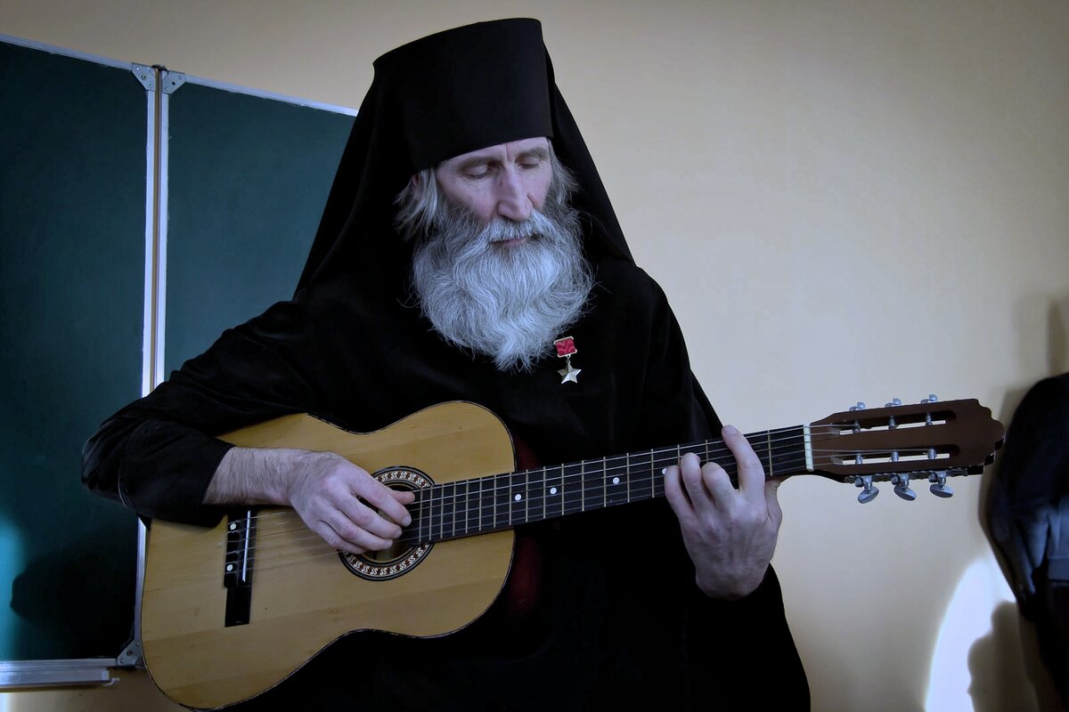 Помимо Бога, для души у отца Киприана имеется ещё гитара... Фото из открытых источников.