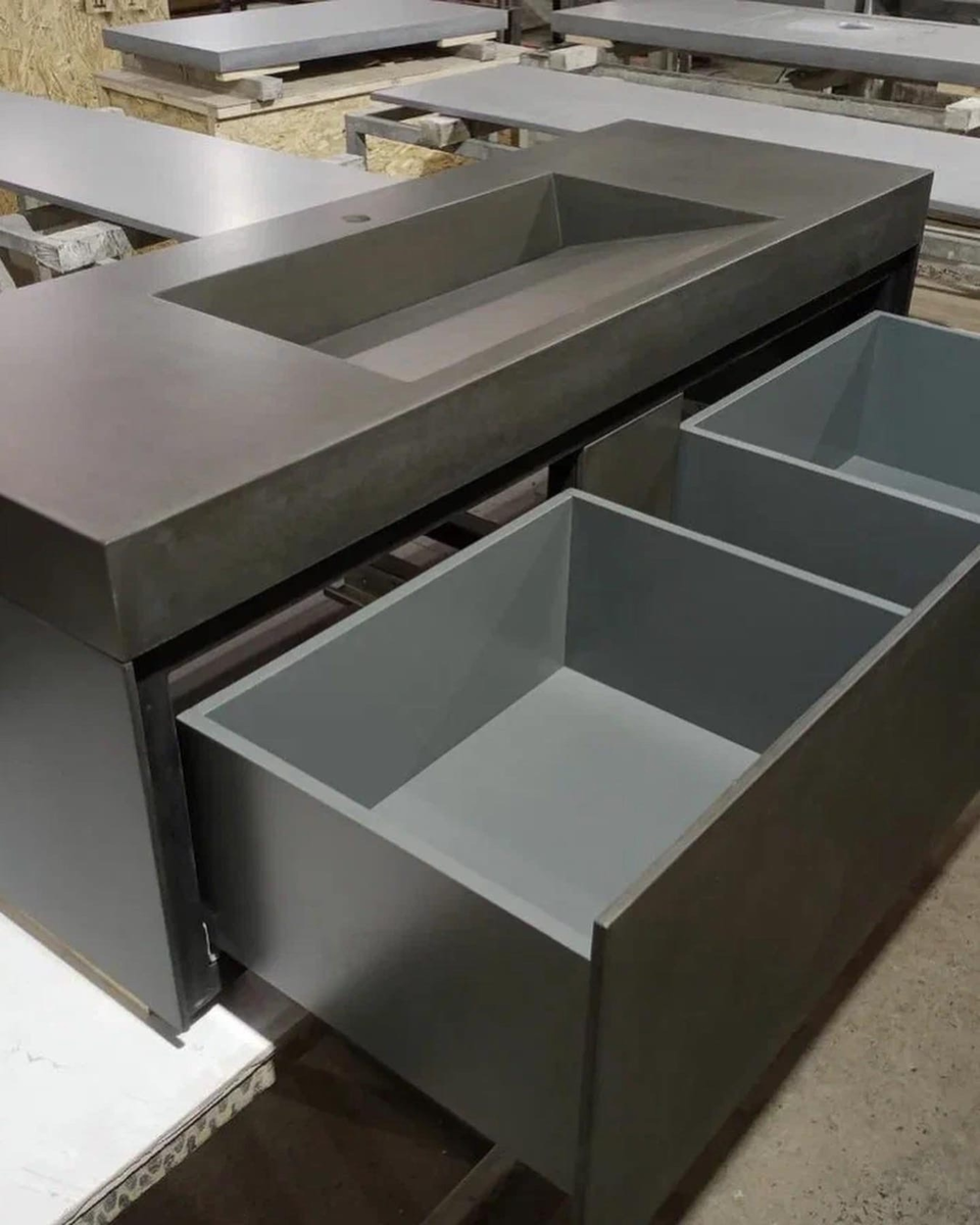 Отметим, что это сочетание дерева и бетона. По желанию заказчика, мы можем покрасить дерево "под бетон".