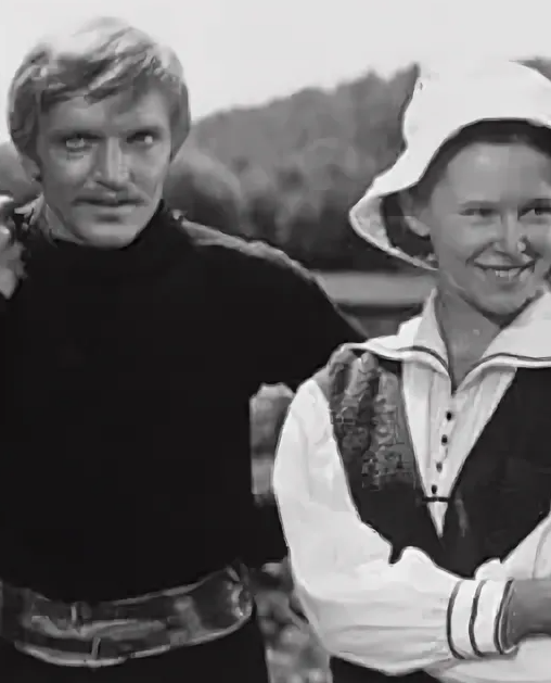 Евгении Симоновой на сегодняшний день 68 лет, и она до сих пор выходит на сцену любимого ею театра. И все же 13 лет борьбы со страшной болезнью дают о себе знать.-5