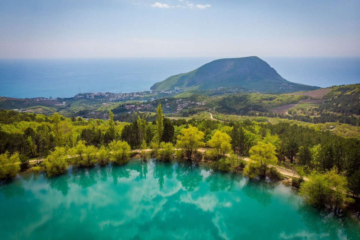 Красивые озеры. Голубое озеро Запрудное Алушта. Озеро в Запрудном Крым. Бирюзовое озеро Партенит. Бирюзовое озеро в селе Запрудное.