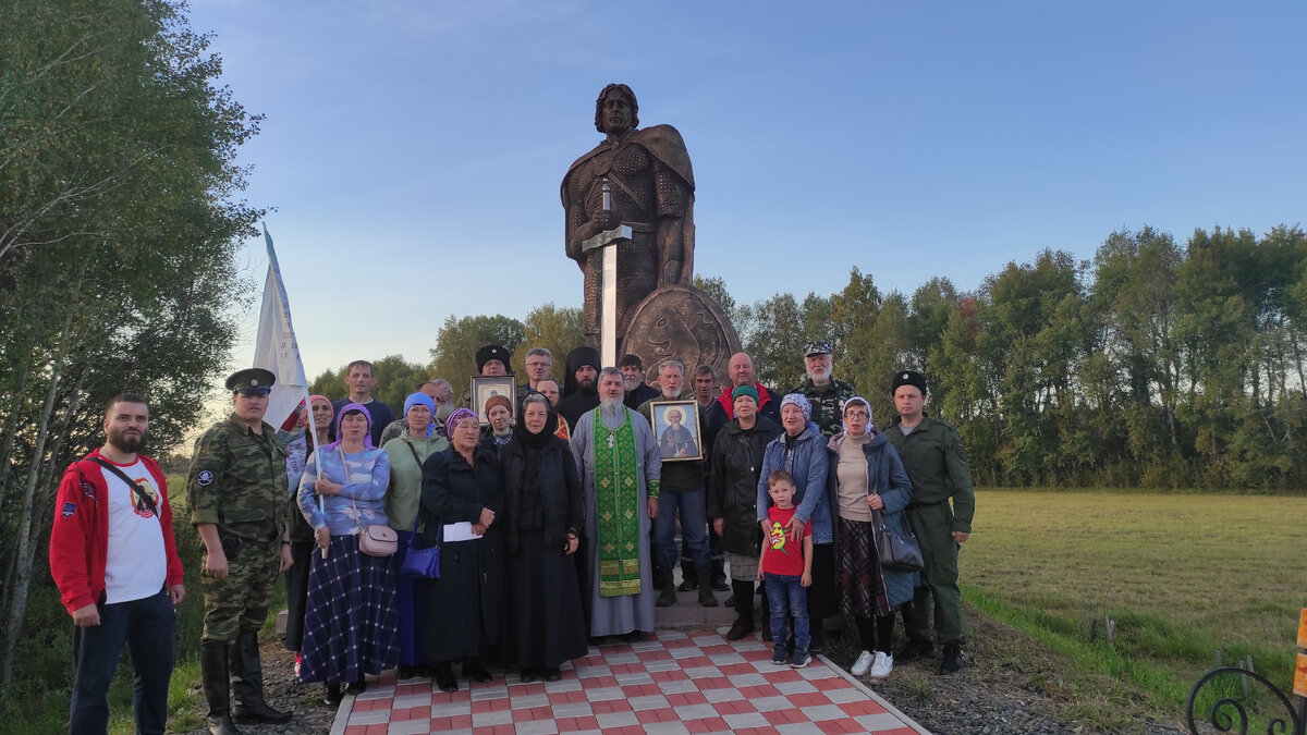 Фото у памятника Александру Невскому
