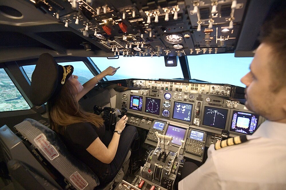    Похоже на настоящий полет, правда? Но на самом деле это тренажер. / РИА Новости