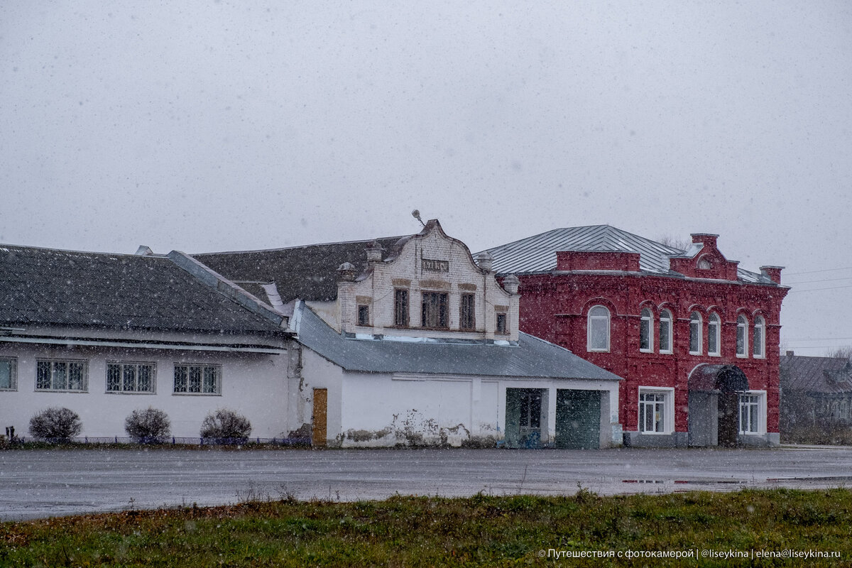 Остатки торговых рядов и купеческих домов в Заозерье.