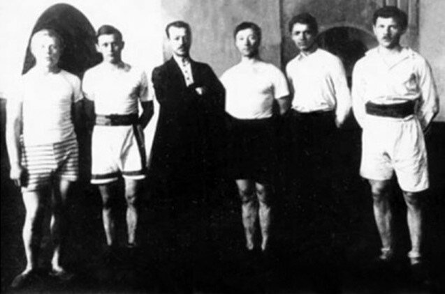 Первая русская баскетбольная команда, 1906 год 
Фото: https://vk.cc/cr56E0